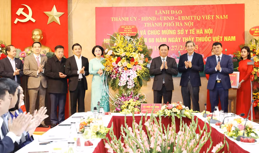 Bí thư Thành ủy Hà Nội Đinh Tiến Dũng tặng hoa, chúc mừng Sở Y tế Hà Nội.