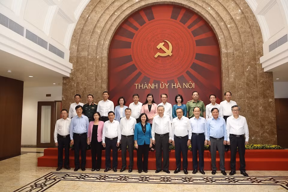 Tổng Bí thư, Chủ tịch nước Tô Lâm với các đồng chí cán bộ chủ chốt của Đảng bộ thành phố Hà Nội. (ảnh: Duy Linh) Tổng Bí thư, Chủ tịch nước Tô Lâm với các đồng chí cán bộ chủ chốt của Đảng bộ thành phố Hà Nội. (ảnh: Duy Linh)
