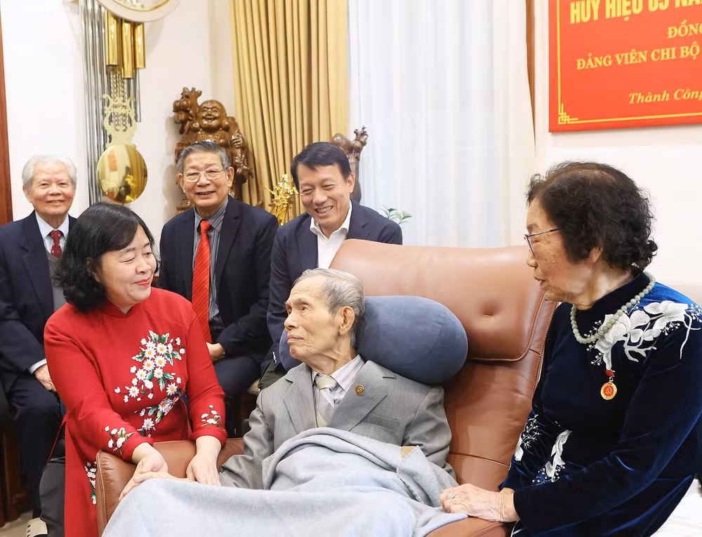 Bí thư Thành ủy Hà Nội trò chuyện với đồng chí Lương Tam Kỳ.