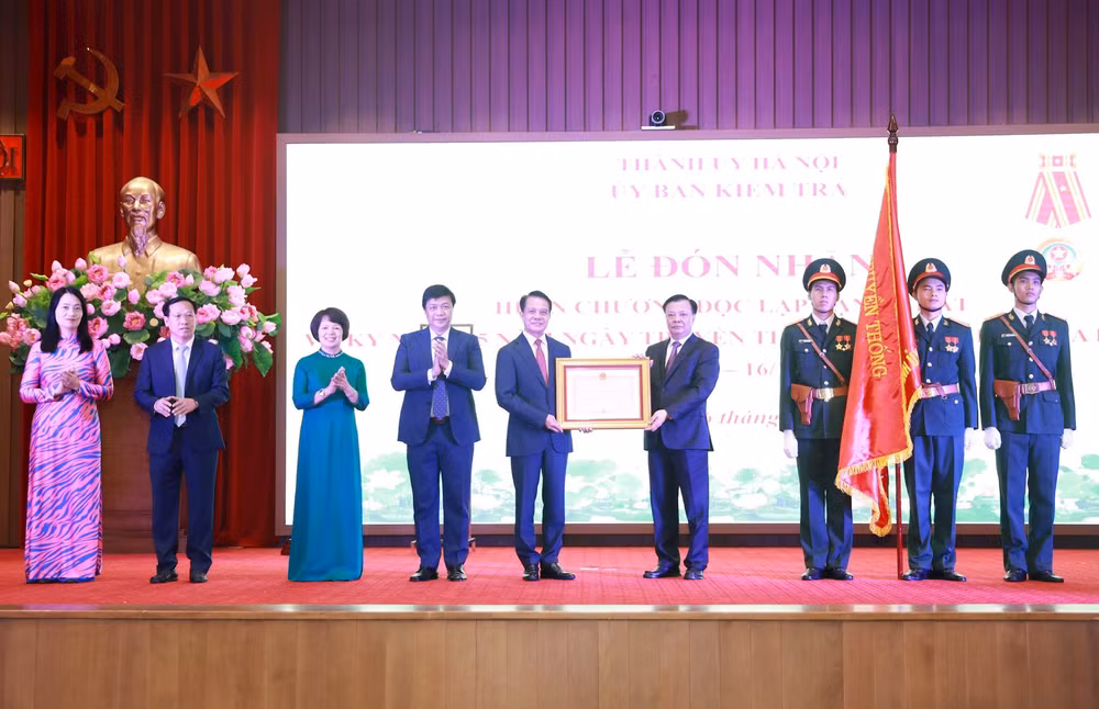 Bí thư Thành ủy Hà Nội Đinh Tiến Dũng thay mặt lãnh đạo Đảng, Nhà nước trao Huân chương Độc lập hạng Nhất cho Ủy ban Kiểm tra Thành ủy Hà Nội.