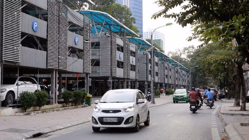 Nhà để xe cao tầng trên phố Nguyễn Công Hoan.