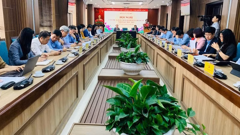 Quang cảnh hội nghị Ban chấp hành Quận ủy Tây Hồ.