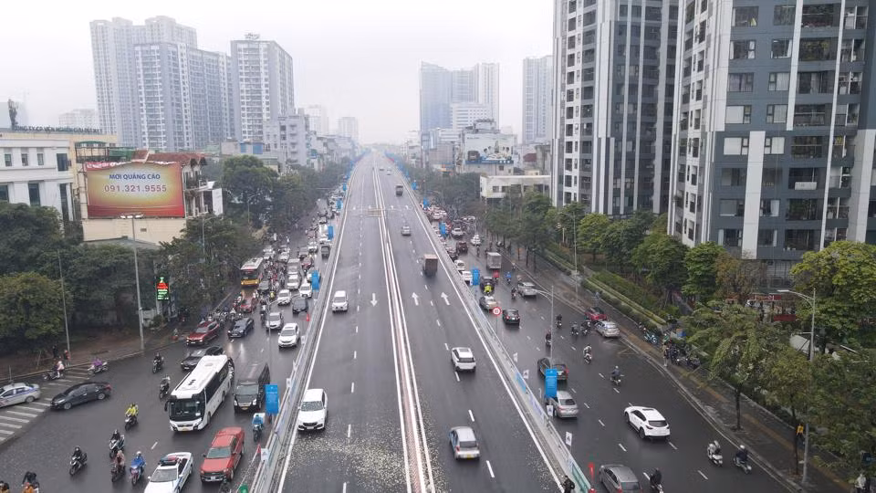 Các phương tiện bắt đầu lưu thông trên đường Vành đai 2 trên cao đoạn từ cầu Vĩnh Tuy đến Ngã Tư Sở.