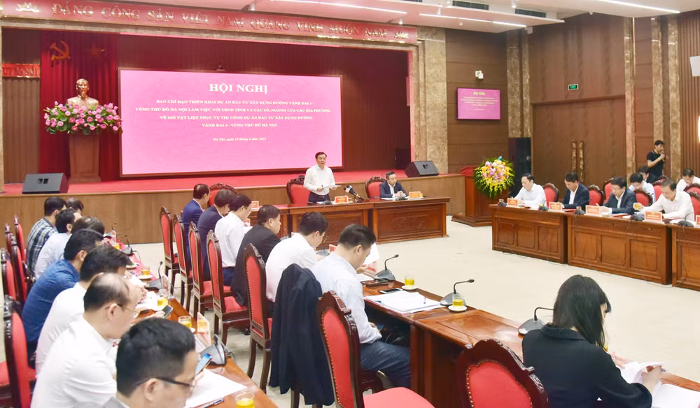 Quang cảnh buổi làm việc sáng 13/4.