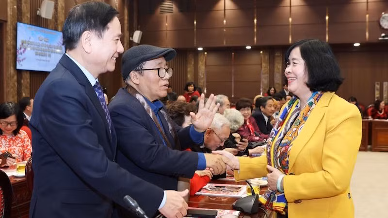 Bí thư Thành ủy Hà Nội Bùi Thị Minh Hoài trò chuyện, chúc mừng các đại biểu tại buổi gặp mặt.