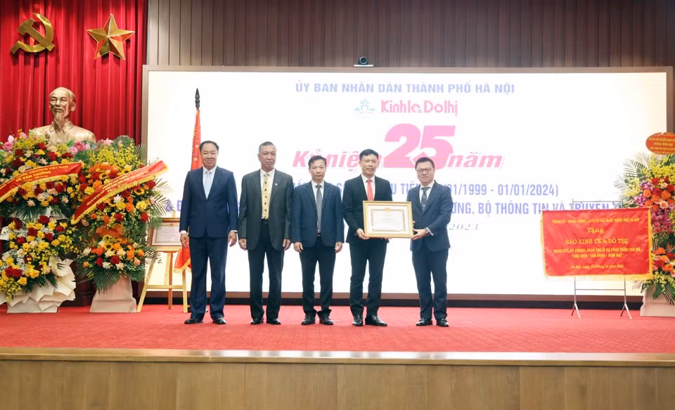 Đồng chí Lê Quốc Minh tặng Bằng khen cho báo Kinh tế & Đô thị. Đồng chí Lê Quốc Minh tặng Bằng khen cho báo Kinh tế & Đô thị.