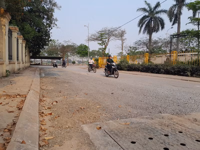 Đường bị đào lên để thi công các công trình ngầm nhưng chậm được hoàn trả. Đường bị đào lên để thi công các công trình ngầm nhưng chậm được hoàn trả.