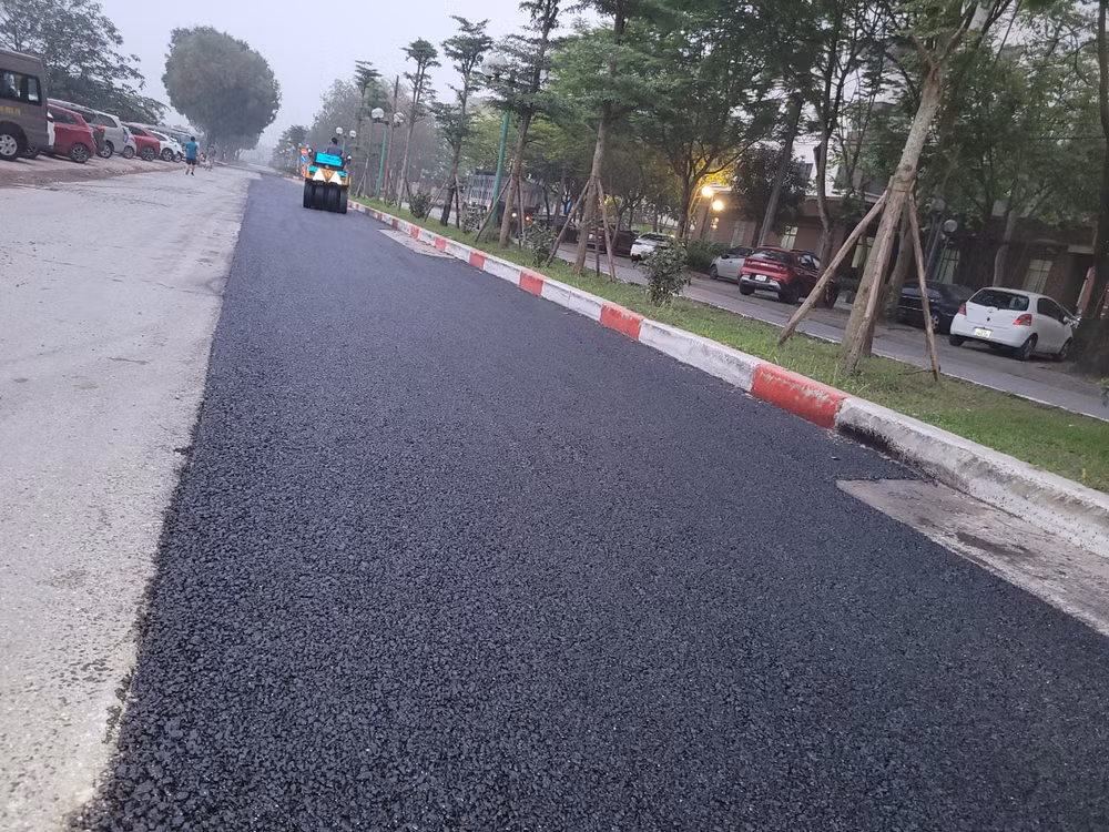 Sau khi được nhà thầu thực hiện thi công hoàn trả mặt bằng, mặt đường phố Vạn Hạnh đã êm thuận hơn.