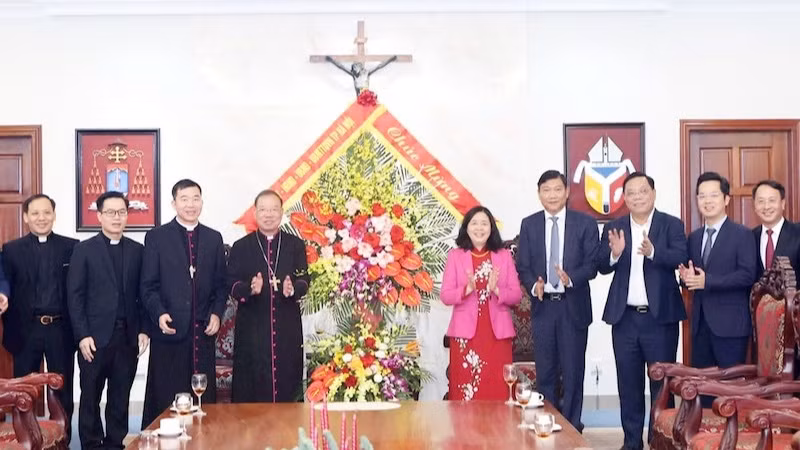 Bí thư Thành ủy Hà Nội Bùi Thị Minh Hoài chúc mừng Tòa Tổng Giám mục Hà Nội.
