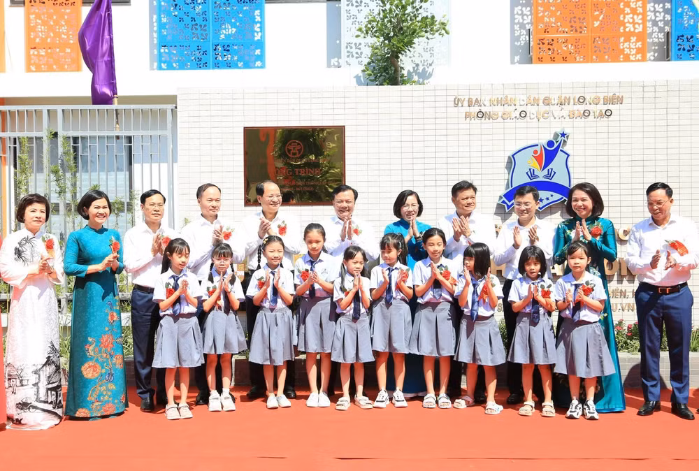 Lãnh đạo thành phố Hà Nội dự lễ gắn biển tại trường Tiểu học khu đô thị Sài Đồng, quận Long Biên.