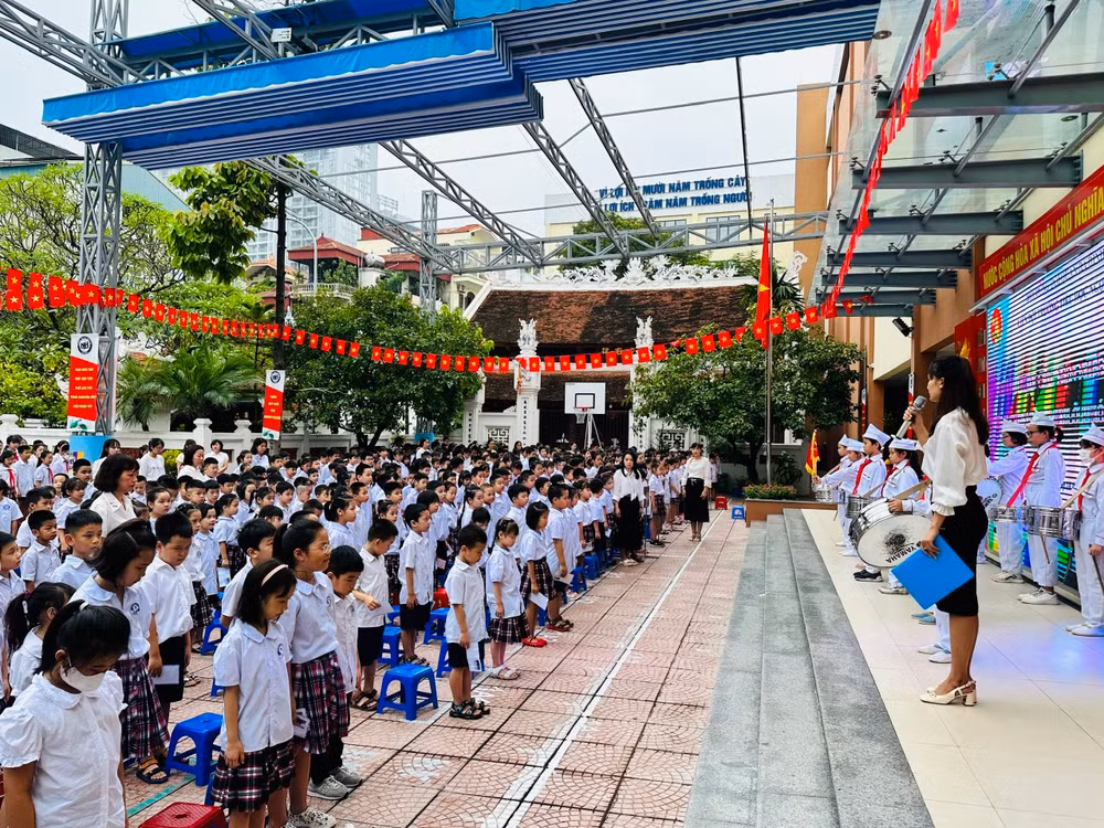 Giáo viên và học sinh trường Tiểu học Ngọc Hà (quận Ba Đình) mặc niệm tưởng nhớ các nạn nhân của vụ cháy tại Thanh Xuân. Giáo viên và học sinh trường Tiểu học Ngọc Hà (quận Ba Đình) mặc niệm tưởng nhớ các nạn nhân của vụ cháy tại Thanh Xuân.