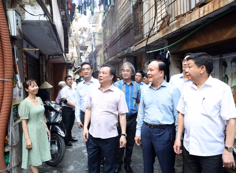 Lãnh đạo thành phố Hà Nội thị sát chung cư A, khu chung cư cũ Ngọc Khánh, phường Ngọc Khánh, quận Ba Đình, Hà Nội.