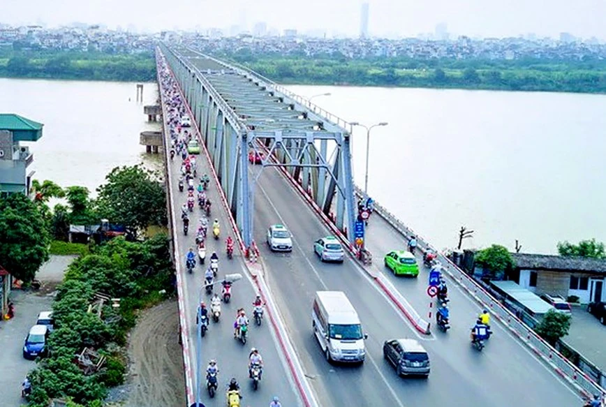 Xe khách, xe hợp đồng, xe du lịch trên 9 chỗ, xe tải trên 0,5 tấn bị cấm qua cầu Chương Dương từ 8 giờ 30 phút sáng nay.