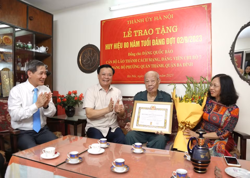 Đồng chí Đinh Tiến Dũng trao Huy hiệu 80 năm tuổi Đảng tặng Thiếu tướng Đặng Quốc Bảo.