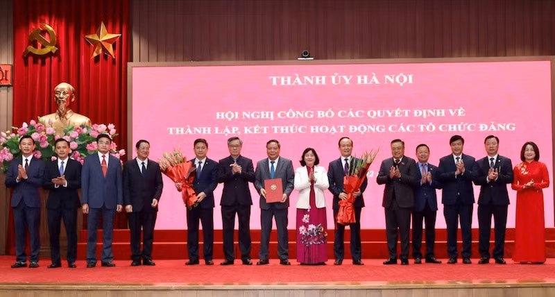 Bí thư Thành ủy Hà Nội Bùi Thị Minh Hoài trao quyết định thành lập Đảng bộ các cơ quan Đảng thành phố.