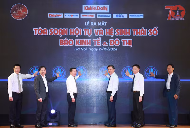 Các đại biểu bấm nút kích hoạt Tòa soạn hội tụ và Hệ sinh thái số Báo Kinh tế & Đô thị.
