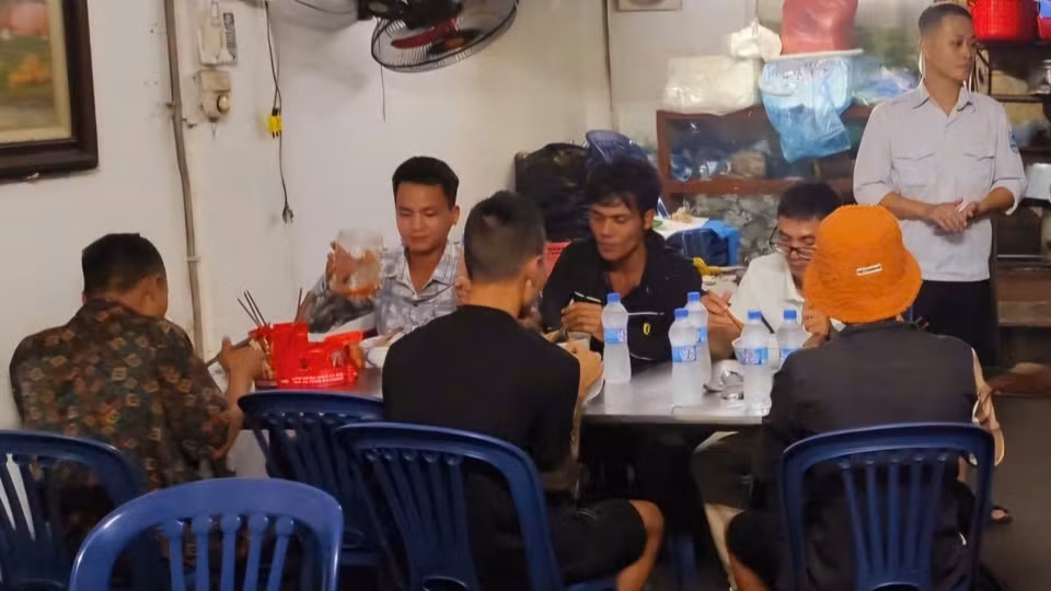 Cán bộ, nhân viên bến xe Giáp Bát phục vụ bữa ăn miễn phí cho hành khách bị kẹt lại ở bến xe.