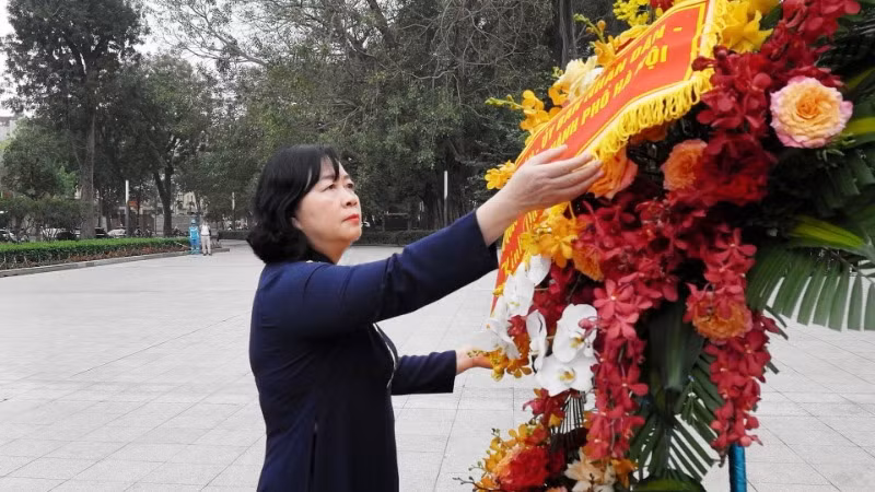 Bí thư Thành ủy Hà Nội dâng hoa tưởng niệm trước tượng đài V.I.Lênin. Bí thư Thành ủy Hà Nội dâng hoa tưởng niệm trước tượng đài V.I.Lênin.