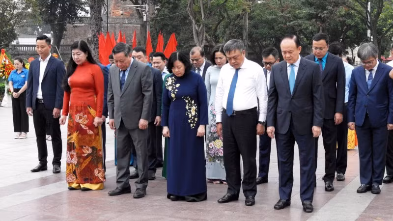 Lãnh đạo thành phố Hà Nội thành kính tưởng nhớ V.I.Lênin.