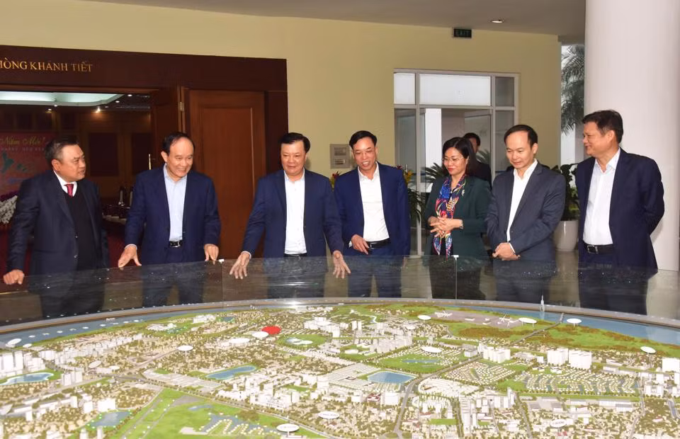 Lãnh đạo Thành ủy Hà Nội cho ý kiến về quy hoạch phát triển quận Long Biên.