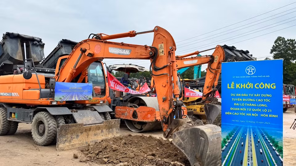 Máy móc được huy động để tập trung thi công ngay sau lễ khởi công.