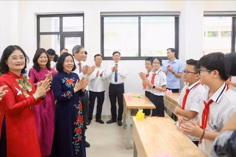 Lãnh đạo thành phố Hà Nội chia vui với các em học sinh bước vào năm học mới. Lãnh đạo thành phố Hà Nội chia vui với các em học sinh bước vào năm học mới.