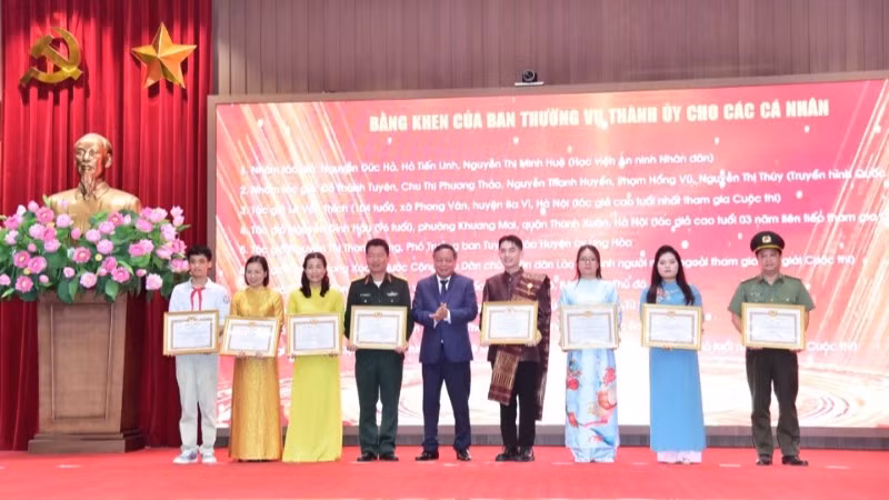 Phó Bí thư Thành ủy Nguyễn Văn Phong trao Bằng khen của Ban Thường vụ Thành ủy cho 10 cá nhân đã có thành tích xuất sắc.