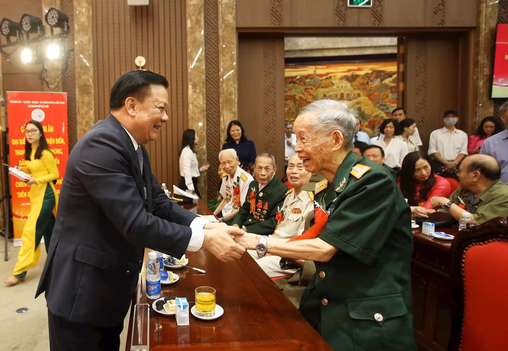 Bí thư Thành ủy Hà Nội Đinh Tiến Dũng chào mừng các đại biểu. Bí thư Thành ủy Hà Nội Đinh Tiến Dũng chào mừng các đại biểu.