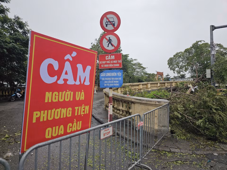 Để bảo đảm an toàn, Hà Nội đã thực hiện cấm tuyệt đối người và phương tiện qua cầu Long Biên.