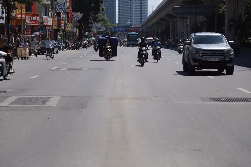 Giao thông trên đường Nguyễn Trãi đã thông thoáng hơn sau khi bỏ dải phân cách.
