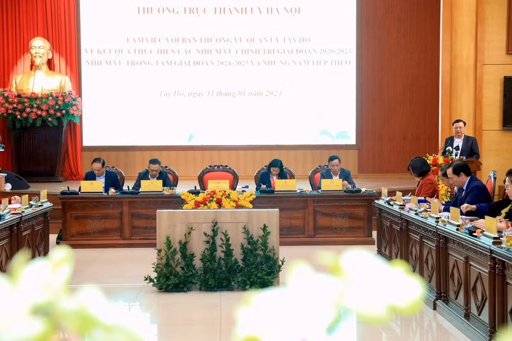 Bí thư Thành ủy Hà Nội Đinh Tiến Dũng phát biểu kết luận tại buổi làm việc với quận Tây Hồ.