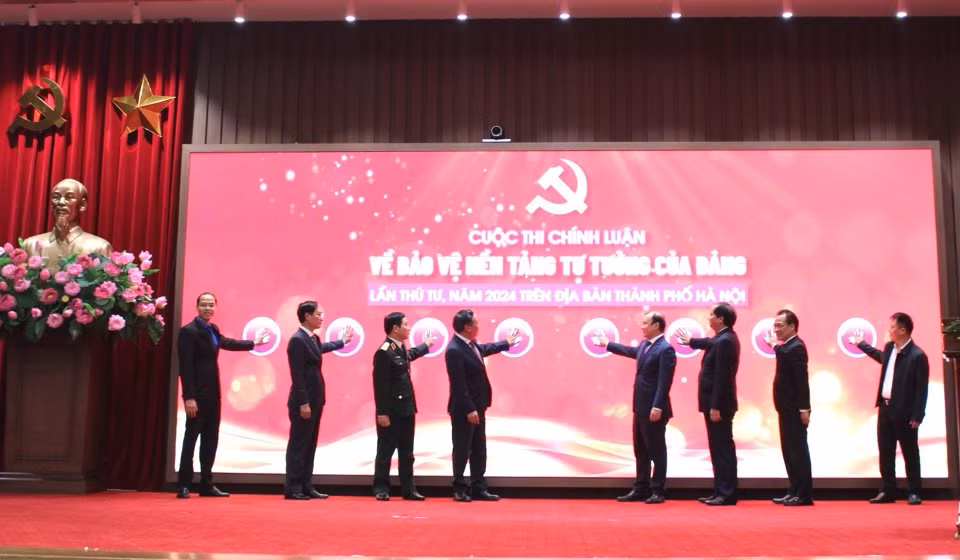 Các đại biểu nhấn nút phát động cuộc thi năm 2024.