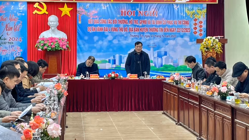 Bí thư Huyện ủy Nguyễn Tiến Minh phát biểu tại hội nghị sáng 22/12.