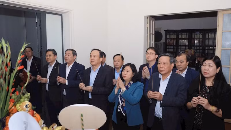 Các đồng chí lãnh đạo thành phố Hà Nội thành kính dâng hương tưởng niệm cố Tổng Bí thư Nguyễn Phú Trọng. (Ảnh: VIẾT THÀNH)
