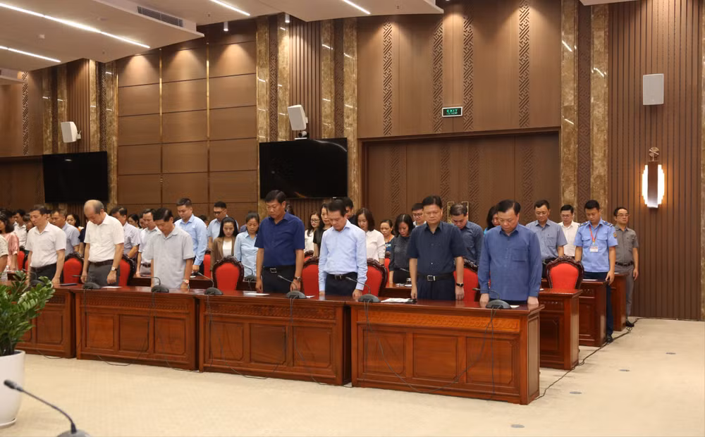Các đại biểu dành phút mặc niệm tưởng nhớ các nạn nhân vụ cháy tại quận Thanh Xuân.