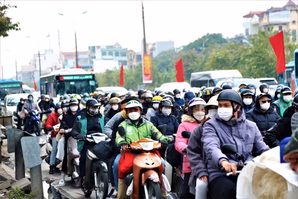 Lượng phương tiện tập trung đông trên tuyến từ Văn Điển đến đường Giải Phóng.