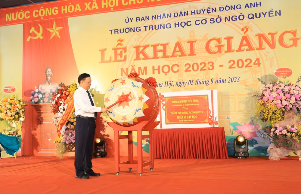 Bí thư Thành ủy Hà Nội Đinh Tiến Dũng đánh trống khai giảng năm học mới tại Trường trung học cơ sở Ngô Quyền, huyện Đông Anh.