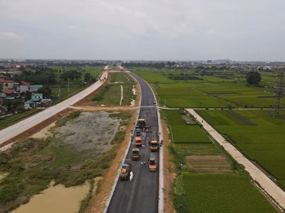 Công tác thi công đường Vành đai 4-Vùng Thủ đô tại Hà Nội đang được tập trung đẩy nhanh tiến độ. Công tác thi công đường Vành đai 4-Vùng Thủ đô tại Hà Nội đang được tập trung đẩy nhanh tiến độ.