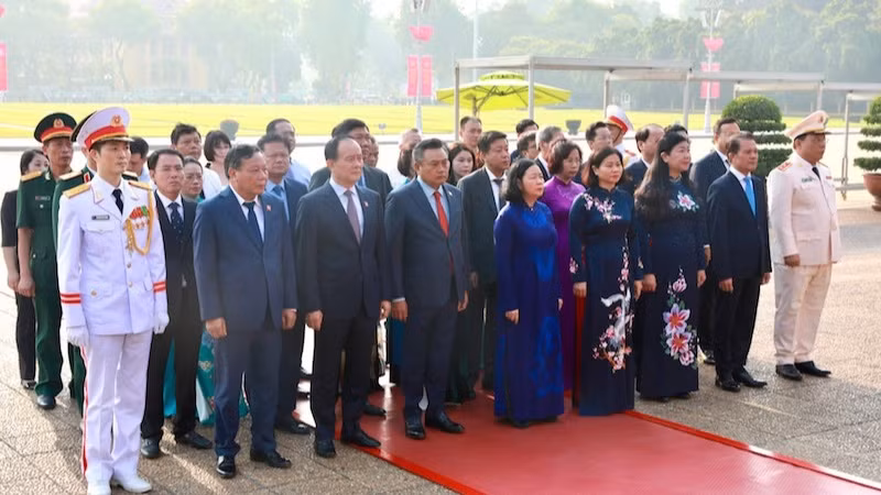 Đoàn đại biểu thành phố Hà Nội thành kính tưởng nhớ Chủ tịch Hồ Chí Minh.
