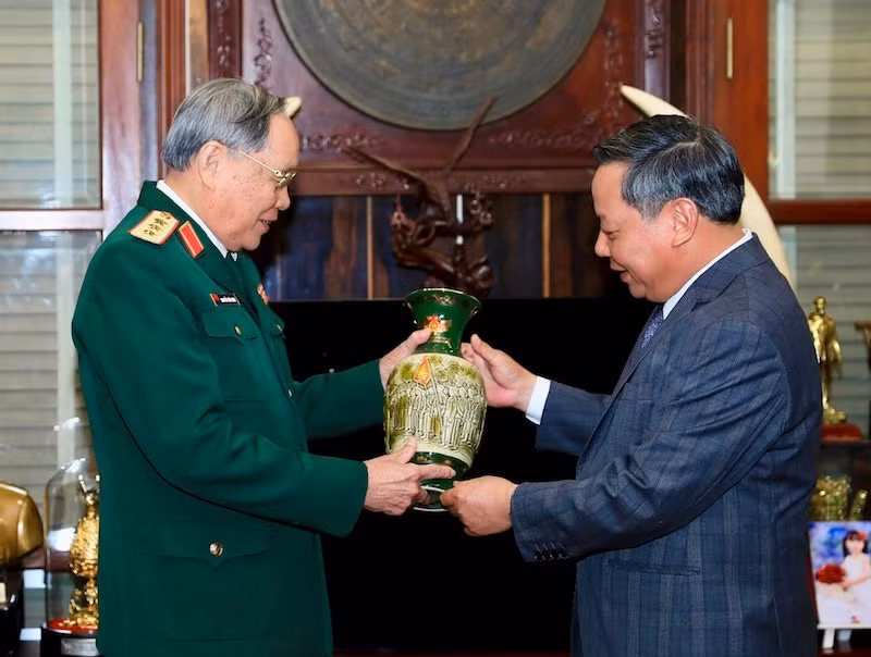 Phó Bí thư Thường trực Thành ủy Nguyễn Văn Phong thăm, tặng quà Thượng tướng Nguyễn Văn Rinh, nguyên Thứ trưởng Quốc phòng, hiện nghỉ hưu tại phường Cầu Diễn, quận Nam Từ Liêm.