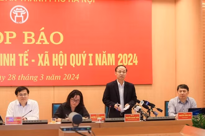 Lãnh đạo Sở Giáo dục và Đào tạo Hà Nội thông tin tại buổi họp báo.