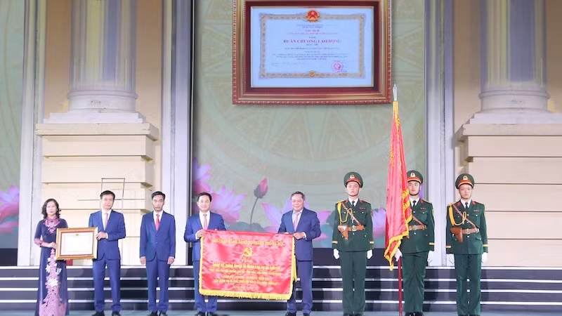 Thường trực Thành ủy Hà Nội trao tặng các phần thưởng cao quý cho Đảng bộ, chính quyền và nhân dân thị xã Sơn Tây.