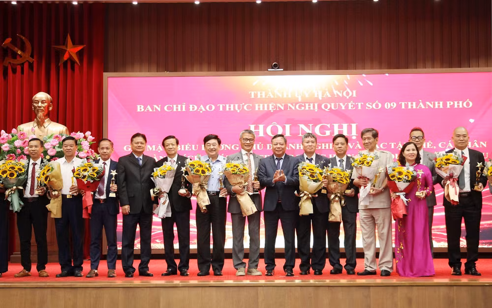 Lãnh đạo Thành ủy Hà Nội trao khen thưởng cho các chủ doanh nghiệp có tổ chức Đảng tiêu biểu.