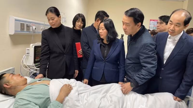 Bí thư Thành ủy Hà Nội Bùi Thị Minh Hoài thăm, động viên nạn nhân bị thương.