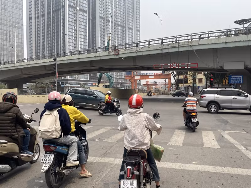 Theo Nghị định 168, với hành vi đi xe máy vượt đèn đỏ, sẽ bị phạt từ 4-6 triệu đồng nhưng vẫn có người cố tình vi phạm. Theo Nghị định 168, với hành vi đi xe máy vượt đèn đỏ, sẽ bị phạt từ 4-6 triệu đồng nhưng vẫn có người cố tình vi phạm.