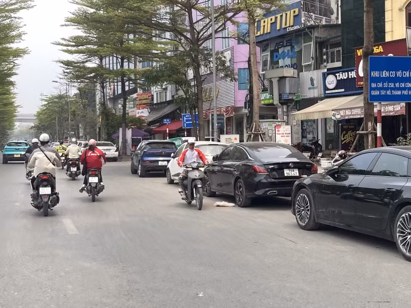 Xe máy ngang nhiên đi ngược chiều, bất chấp gây nguy hiểm cho các phương tiện khác. Đề nghị các cơ quan chức năng cần tiếp tục vào cuộc quyết liệt để việc chấp hành các quy định về an toàn giao thông thực sự đi vào nền nếp. Xe máy ngang nhiên đi ngược chiều, bất chấp gây nguy hiểm cho các phương tiện khác. Đề nghị các cơ quan chức năng cần tiếp tục vào cuộc quyết liệt để việc chấp hành các quy định về an toàn giao thông thực sự đi vào nền nếp.