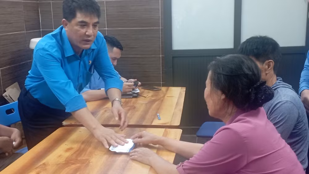 Đại diện các cơ quan huyện Hoài Đức trao hỗ trợ cho gia đình các nạn nhân.