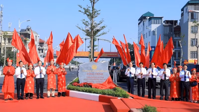 Lãnh đạo thành phố Hà Nội thực hiện gắn biển công trình chào mừng 70 năm Ngày giải phóng Thủ đô cho dự án.