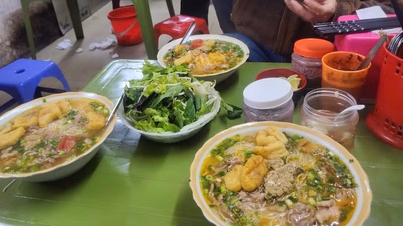 Ba bát bún riêu bị bán với giá 1,2 triệu đồng hôm mùng 1 Tết.