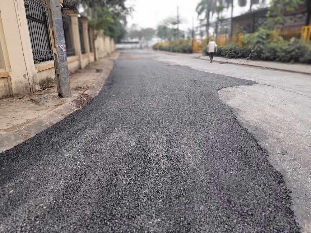 Nhiều đoạn đường khác cũng được thảm lại mặt đường.